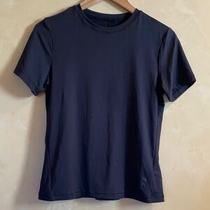 On Running Studio-T Women’s Short Sleeve Navy Tee Size S